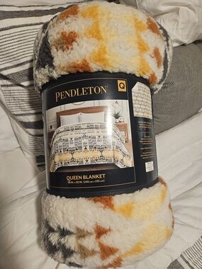 Pendleton Plush Queen Blanket